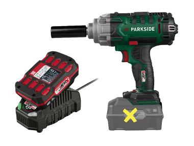 Battery-stroke screwdriver with battery charger
